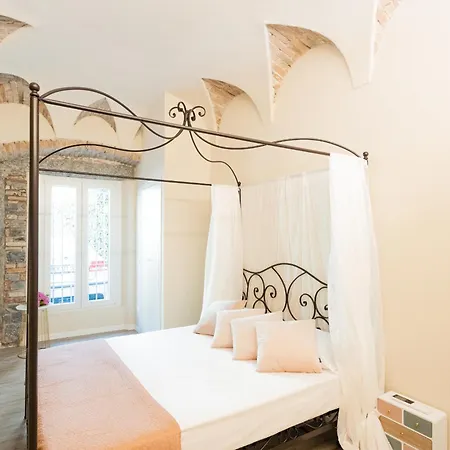 Romantic Escape Centre With Jacuzzi & Parking By Rent Apartment *