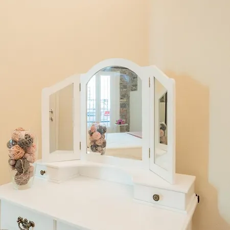 Romantic Escape Centre With Jacuzzi & Parking By Rent Apartment *