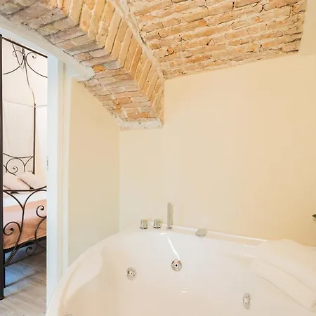 شقة Romantic Escape Centre With Jacuzzi & Parking By Rent