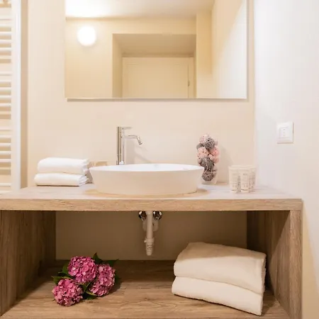 شقة Romantic Escape Centre With Jacuzzi & Parking By Rent كومو