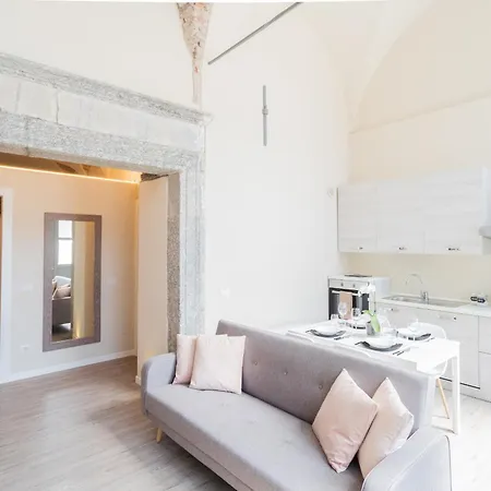 Romantic Escape Centre With Jacuzzi & Parking By Rent * كومو