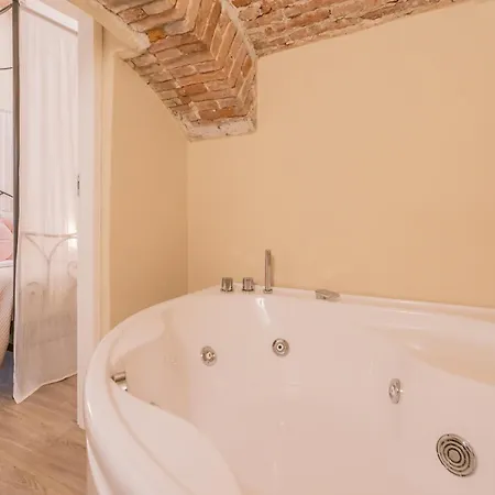 Romantic Escape Centre - Jacuzzi Parking *
