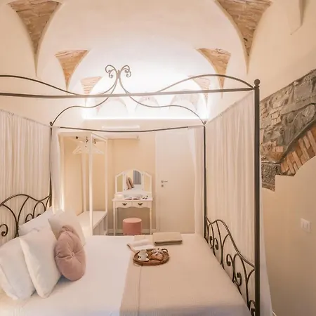 Romantic Escape Centre - Jacuzzi Parking Apartman *