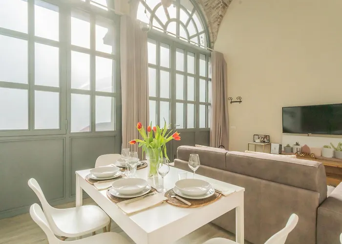 Romantic Escape City Centre - Jacuzzi Parking Apartment *