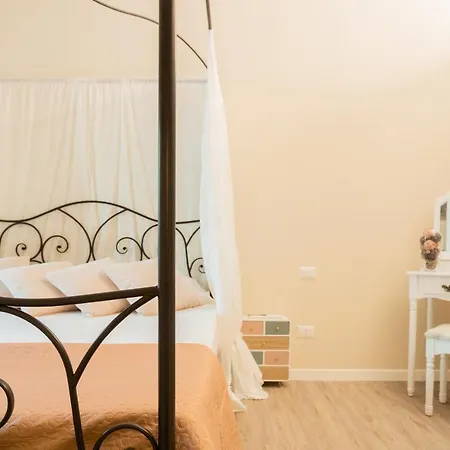 Romantic Escape Centre With Jacuzzi & Parking By Rent דירה *