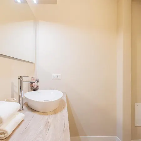 Romantic Escape Centre With Jacuzzi & Parking By Rent דירה