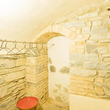 דירה Romantic Escape Centre With Jacuzzi & Parking By Rent קומו