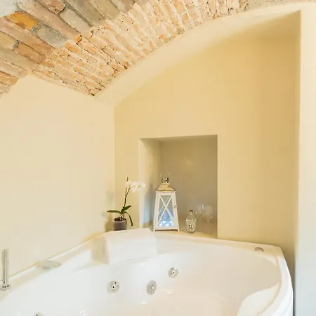 Romantic Escape Centre With Jacuzzi & Parking By Rent דירה *