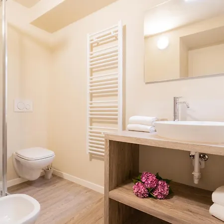 Romantic Escape Centre With Jacuzzi & Parking By Rent דירה