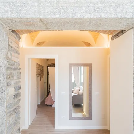 דירה Romantic Escape Centre With Jacuzzi & Parking By Rent קומו