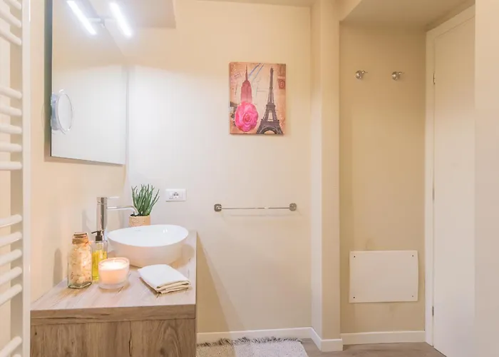 Апартаменты Romantic Escape City Centre - Jacuzzi Parking