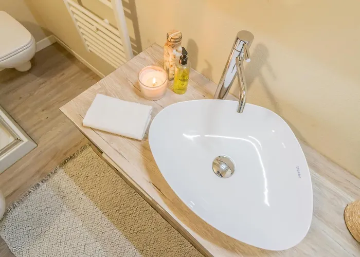 Апартаменты Romantic Escape City Centre - Jacuzzi Parking *